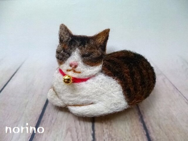 ■羊毛フェルト箱座り猫ちゃんブローチ■の画像1枚目