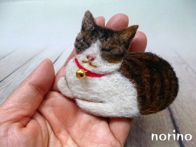 羊毛フェルト箱座り猫ちゃんブローチ Iichi ハンドメイド クラフト作品 手仕事品の通販