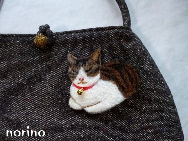 □羊毛フェルト箱座り猫ちゃんブローチ□ | iichi 日々の暮らしを