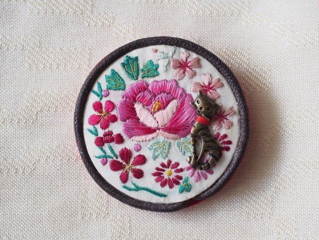 猫「ブローチ」ヴィンテージ手縫い・京刺繍の画像1枚目