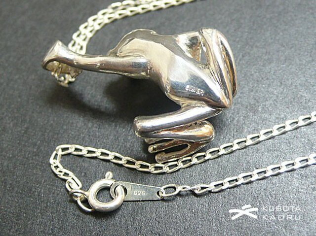 カエルのペンダント | iichi 日々の暮らしを心地よくするハンドメイド