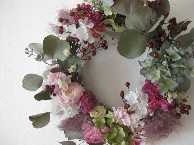 ユーカリとラナンキュラスのwreathの画像1枚目