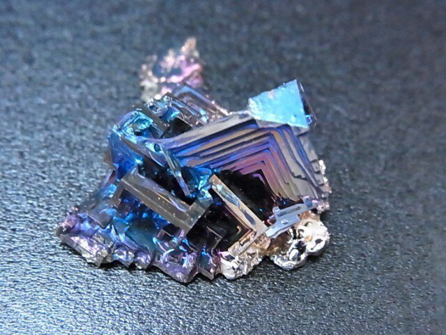 た*K様 神秘的な美しさを持つビスマス結晶 ケース付き【682g】 きらきら輝くビスマス結晶G | iichi 日々の暮らしを心地よくする