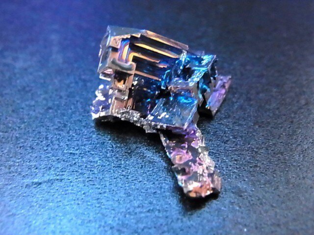 た*K様 神秘的な美しさを持つビスマス結晶 ケース付き【682g】 ビスマス結晶オブジェ（特大） | iichi 日々の暮らしを心地よく