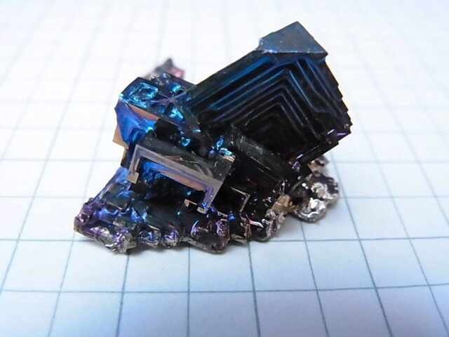 た*K様 神秘的な美しさを持つビスマス結晶 ケース付き【682g】 きらきら輝くビスマス結晶G | iichi 日々の暮らしを心地よくする