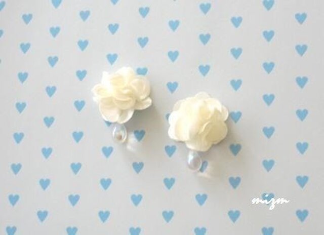シフォンフラワーと雫のピアスの画像1枚目