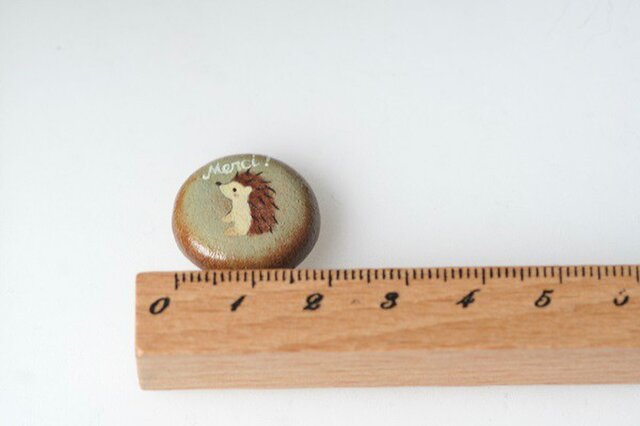 オーブン陶土のピンバッチ（ハリネズミ） | iichi 日々の暮らしを