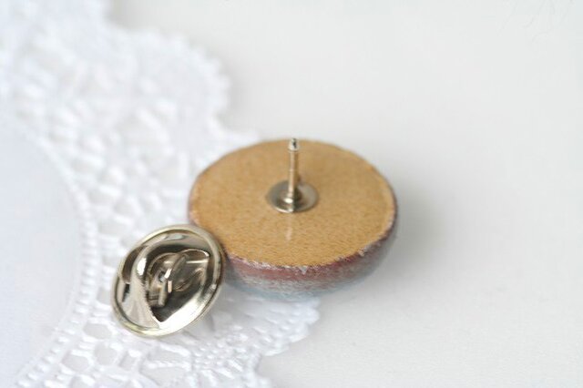 オーブン陶土のピンバッチ（ハリネズミ） | iichi 日々の暮らしを