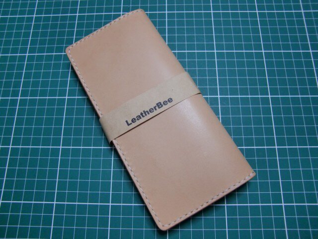 シンプルな本革サドルレザーの長財布(生成り)の画像1枚目