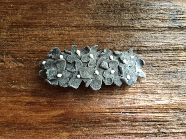 革花のバレッタ(花芯つき) グレー 金具5cm 112の画像1枚目