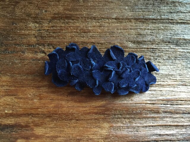 革花のバレッタ 紺 金具5cm 113の画像1枚目