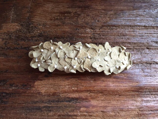 革花のバレッタ(花芯つき) ベージュ 金具7cm 116の画像1枚目