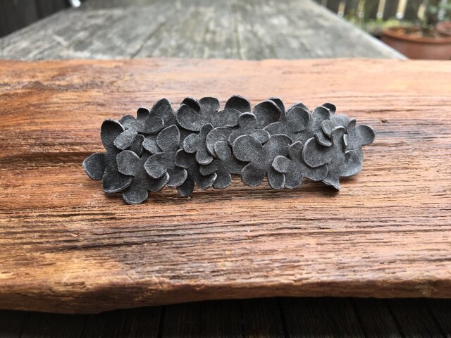 【Y様キャンセル後再注文品】革花のバレッタ 7cm グレーの画像1枚目