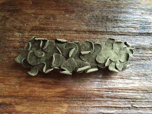 革花のバレッタ オリーブ 金具8cm 121の画像1枚目