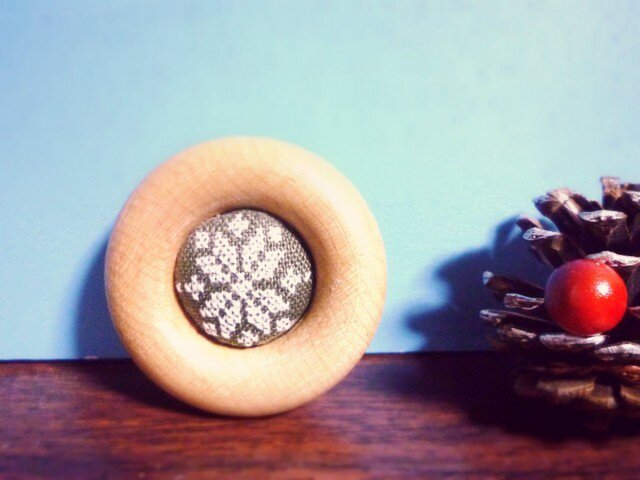 雪の結晶柄手刺繍ブローチ(カーキの画像1枚目