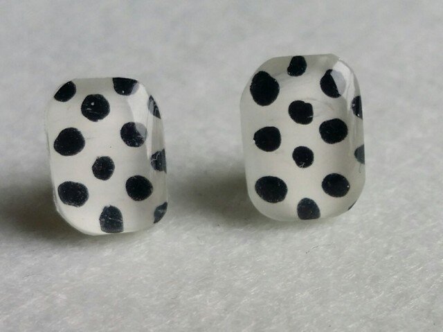 ドット柄ピアス 黒と白の画像1枚目