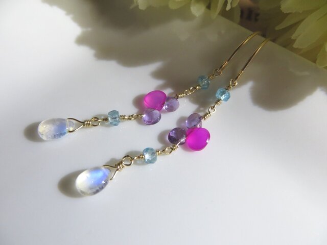 【Sale】レインボームーンストーンの春のロングピアスの画像1枚目