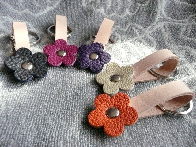 トリヨンお花キーホルダー(イニシャル刻印入れ)の画像1枚目