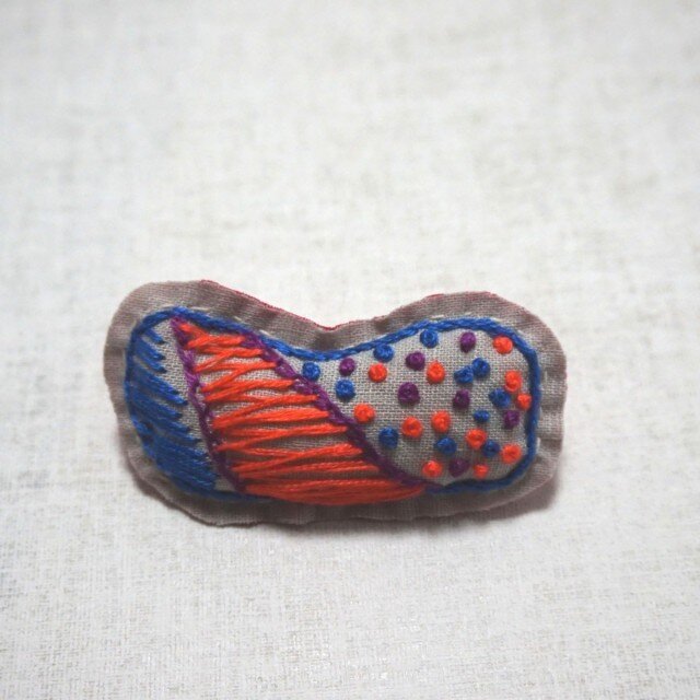 手刺繍ブローチ「ドット柄」の画像1枚目