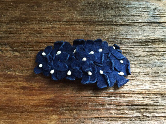 革花のスリーピン(花芯付き) Sサイズ 紺の画像1枚目