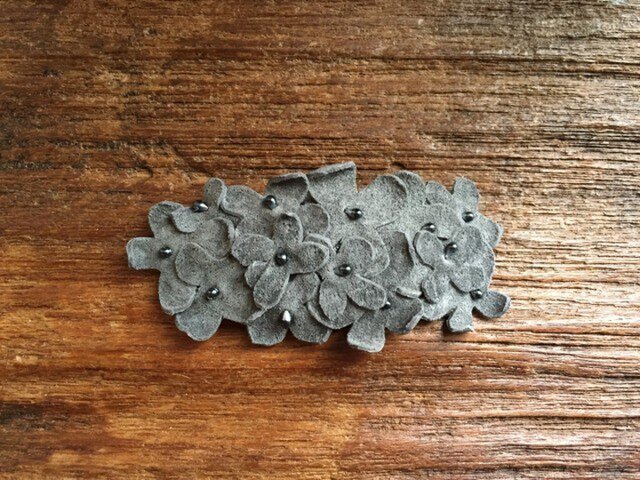 革花のスリーピン(花芯付き) Sサイズ グレーの画像1枚目