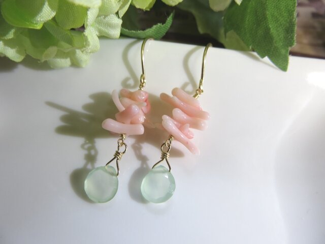 Sold:【Sale】ライトグリーンカルセドニーと珊瑚のプチピアスの画像1枚目