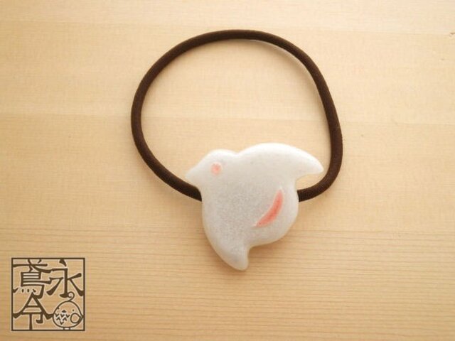 髪ゴム 白色に薄赤色の目の千鳥の画像1枚目