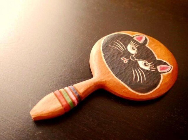 木彫りの手鏡 くろねこちゃん (小)の画像1枚目