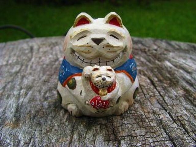 欲張り招き猫 木彫りの画像1枚目
