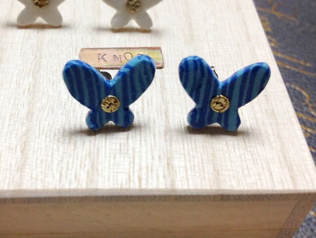 【ご予約品】 青いちょうちょのピアスの画像1枚目