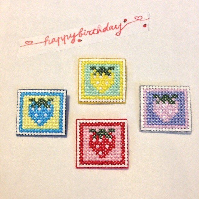 いちごの刺繍ブローチの画像1枚目