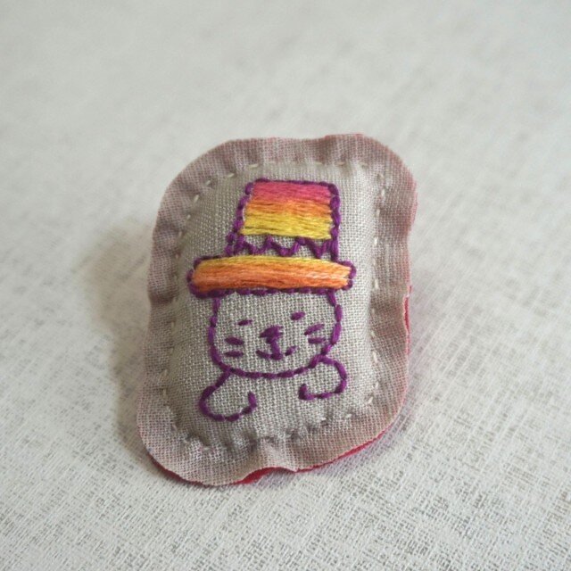 手刺繍ブローチ「ぼうしネコ」の画像1枚目