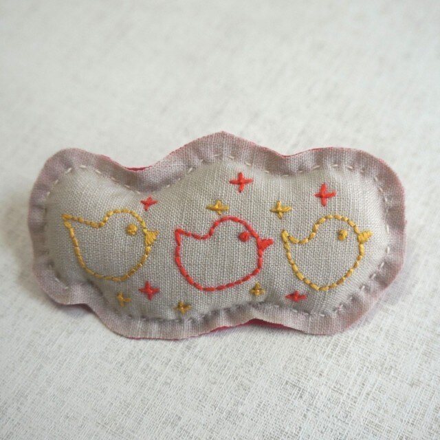 手刺繍ブローチ「ことりたち」の画像1枚目