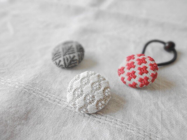 < ベリコ様オーダー品 > こぎん刺しブローチ 松笠 他2点の画像1枚目