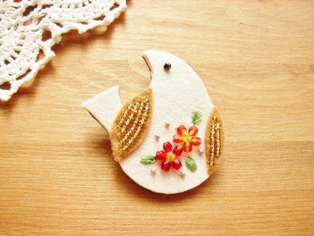 花ざかりのことりさんブローチ(大・ゼラニウム)の画像1枚目