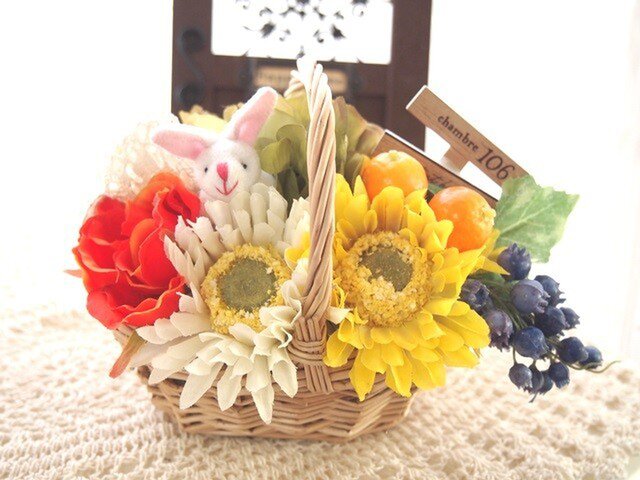 うさちゃんの絵本のような花かごの画像1枚目