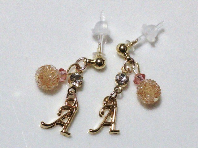 イニシャルチャーム(A)のピアスの画像1枚目