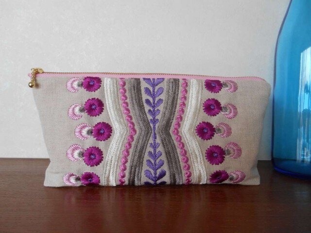 刺繍ポーチの画像1枚目