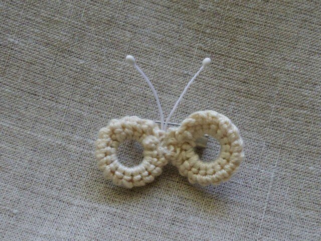 蝶々のミニブローチ アイボリーの画像1枚目