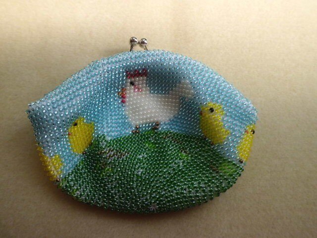 <再出品>ビーズ編みがま口財布 にわとり&ひよこ親子柄の画像1枚目