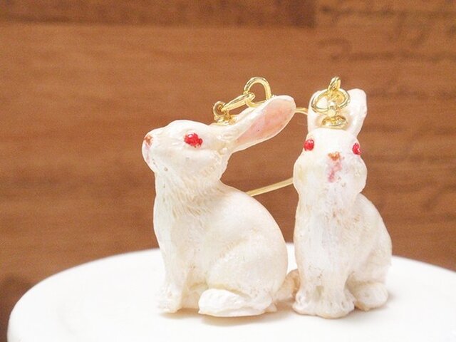 ホワイトウサギピアス☆ゴールド☆イヤリング変更可の画像1枚目