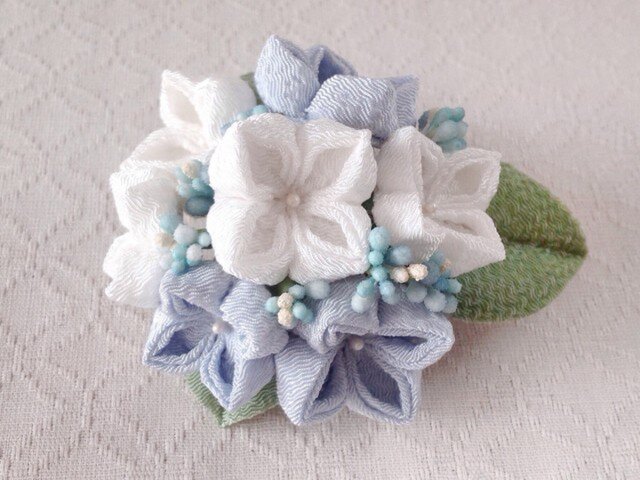 〈つまみ細工〉紫陽花の髪飾り(大・白と水色)の画像1枚目
