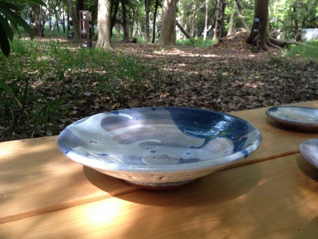 青リングと藁灰釉の浅鉢 20cmの画像1枚目