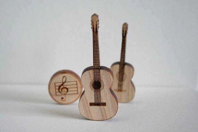 ブローチ music (ギター w/string) Lサイズの画像1枚目