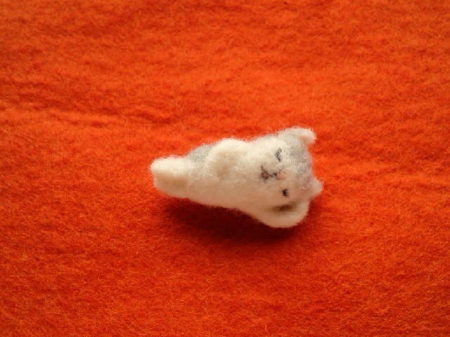 ねんねこにゃんこのブローチの画像1枚目
