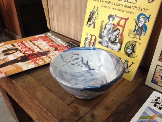 藁灰釉のどんぶり(オリーブの葉っぱ柄)の画像1枚目