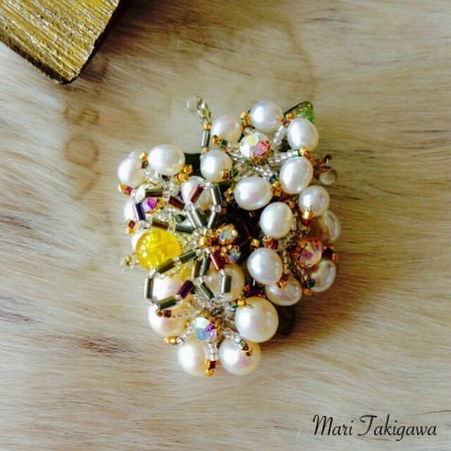 The bee in Pearl flower gardenの画像1枚目