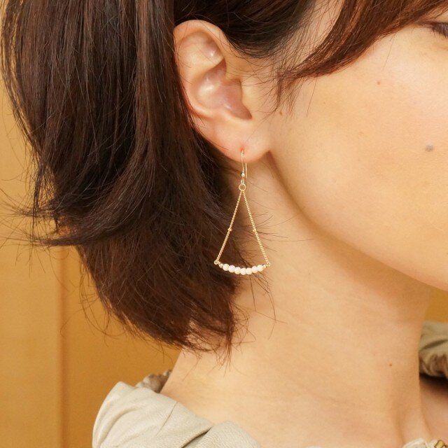 再販◆14kgf/大人かわいいトライアングルピアスの画像1枚目