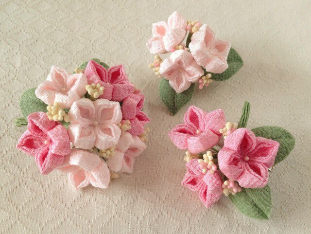 つまみ細工〉紫陽花の髪飾り(大・ピンクと淡桜) | iichi 日々の