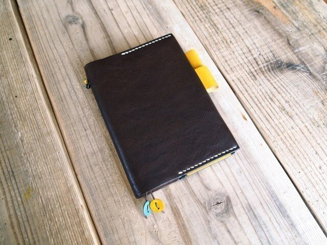 オイルドレザーの手帳カバー(ほぼ日文庫サイズ)焦茶の画像1枚目